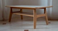 Square coffee table in oak and ceramic. with a natural wood finish and a white marble-effect ceramic top. 120x120 cm