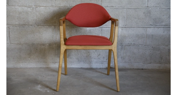 Chaise design avec accoudoirs en chêne bois teinte naturelle et tissu rose