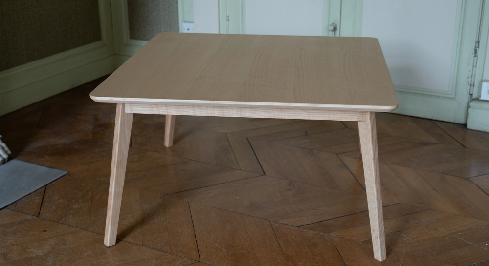 Extensible table for 6 to 10 people in oak and ceramic with wood extensions with natural wood finish and ossido ceramic top. 160x100 cm