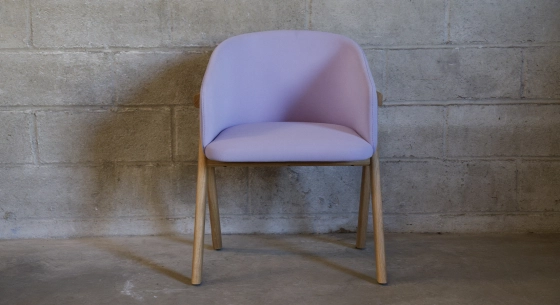 Chaise design en chêne bois teinte naturelle assise tissu mauve