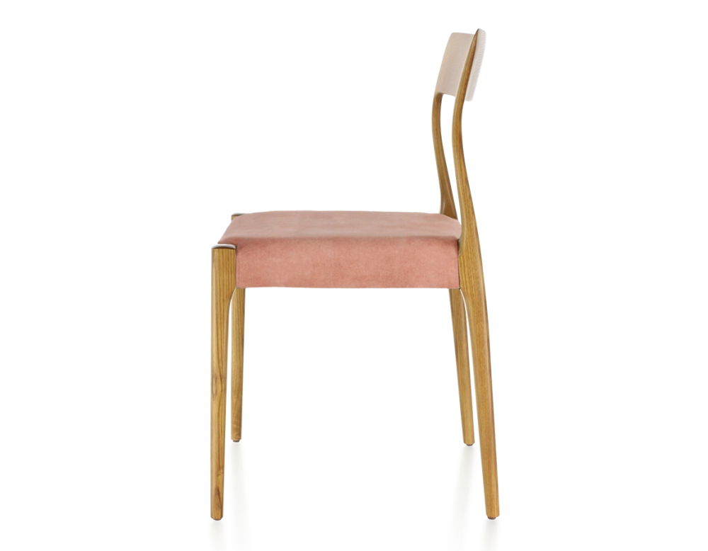 Chaise scandinave bois teinte merisier assise tissu velours rose pâle Chaise scandinave bois teinte merisier assise tissu velours rose pâle