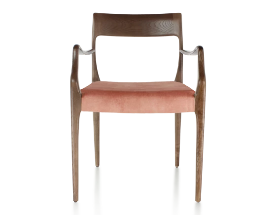 Chaise scandivave avec accoudoirs bois teinte marron foncé assise tissu velours rose pâle