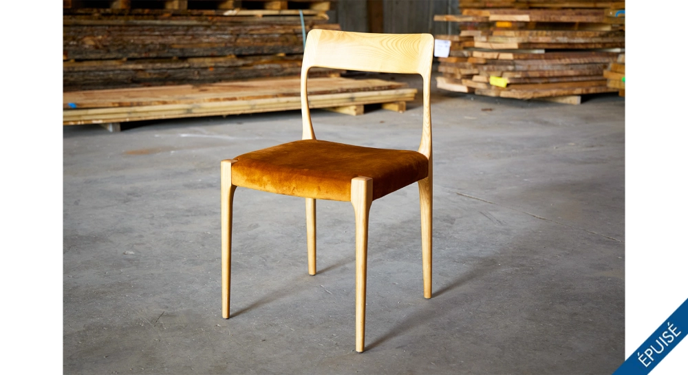 Chaise scandinave bois teinte naturelle assise tissu velours bronze Chaise scandinave bois teinte naturelle assise tissu velours bronze