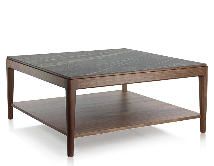 Table basse carrée en noyer et céramique avec tablette en bois teinte naturelle plateau céramique effet marbre noir 100x100 cm Table basse carrée en noyer et céramique avec tablette en bois teinte naturelle plateau céramique effet marbre noir 100x100 cm