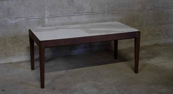 Round coffee table in oak and ceramic dark brown stained wood with a white marble-effect ceramic tabletop. 100x100 cm