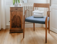 Chaise scandinave avec accoudoirs bois teinte merisier assise tissu gris Chaise scandinave avec accoudoirs bois teinte merisier assise tissu gris