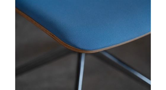 Office chair with 5 branches dossier bois teinte naturelle assise en tissu bleu