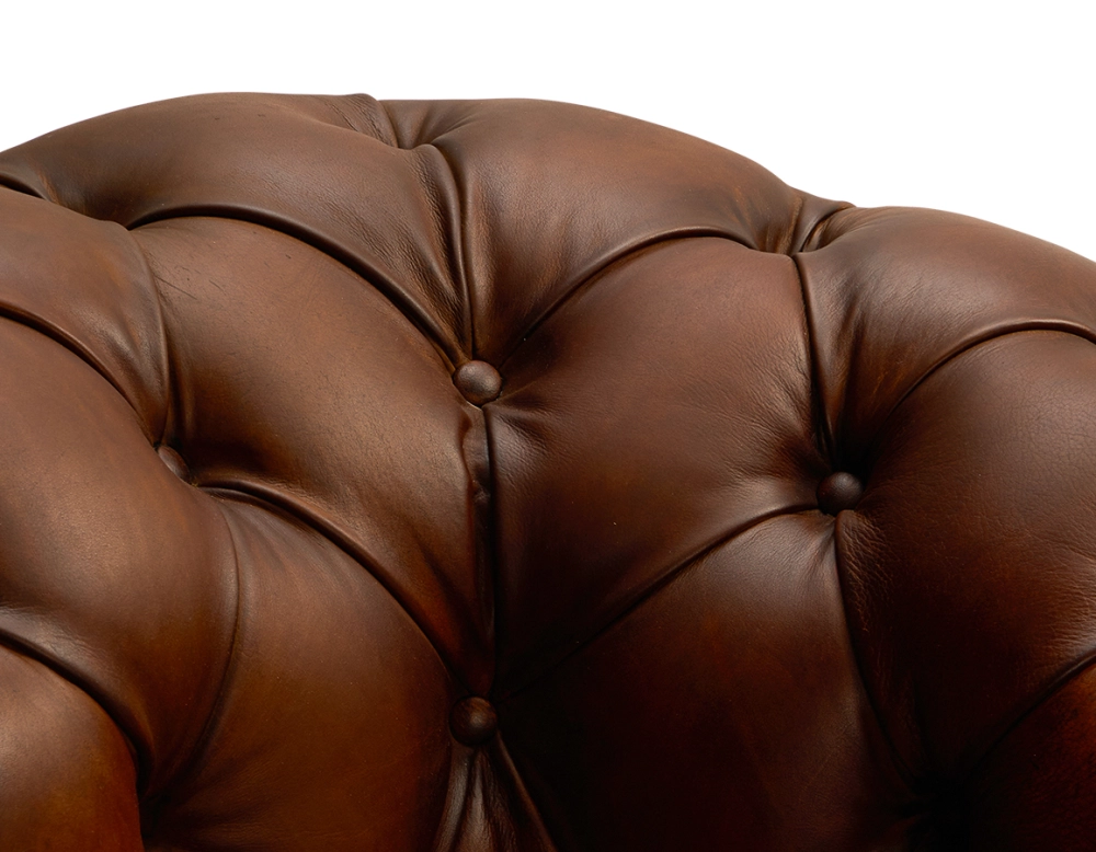 Fauteuil chesterfield cuir marron vintage accoudoirs cloutés Fauteuil chesterfield cuir marron vintage accoudoirs cloutés