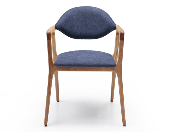 Chaise design avec accoudoirs bois teinte naturelle et tissu bleu océan