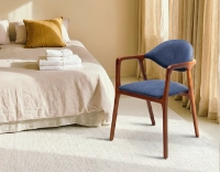 Chaise design avec accoudoirs bois teinte merisier et tissu bleu océan