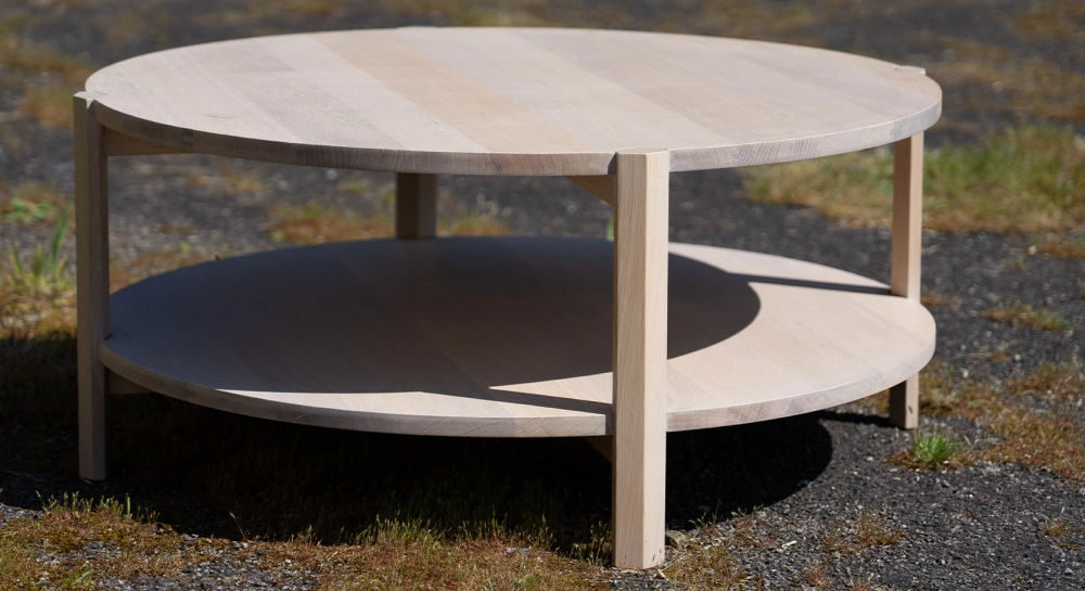 Table basse ronde en chêne teinte grand nord 90x90 cm Table basse ronde en chêne teinte grand nord 90x90 cm