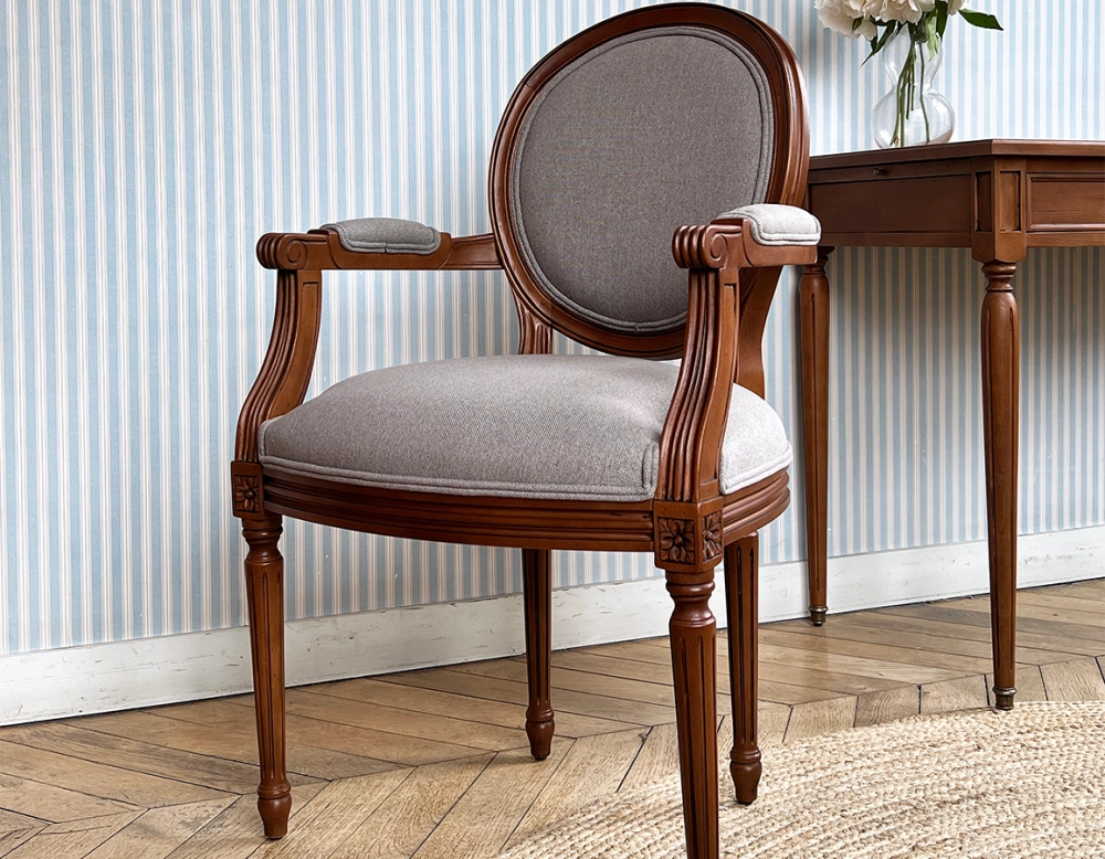 Chaise ancienne style Louis XVI avec accoudoirs bois teinte ancienne et tissu gris clair Chaise ancienne style Louis XVI avec accoudoirs bois teinte ancienne et tissu gris clair