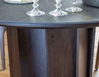 Table salle à manger ronde en chêne et céramique avec bois teinte marron foncé et plateau céramique effet marbre noir 120 cm