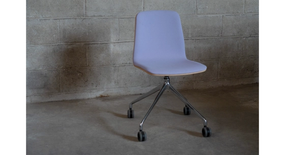 Office chair with 5 branches dossier bois teinte naturelle assise en tissu mauve