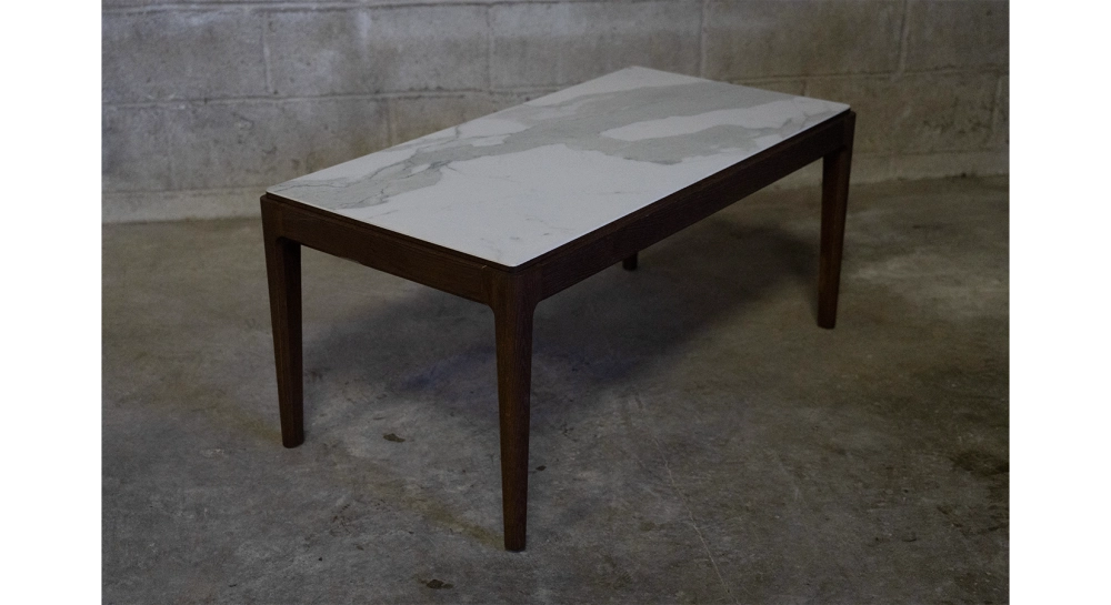 Table basse rectangulaire en chêne et céramique avec bois teinte marron foncé plateau céramique effet marbre blanc 100x050 cm