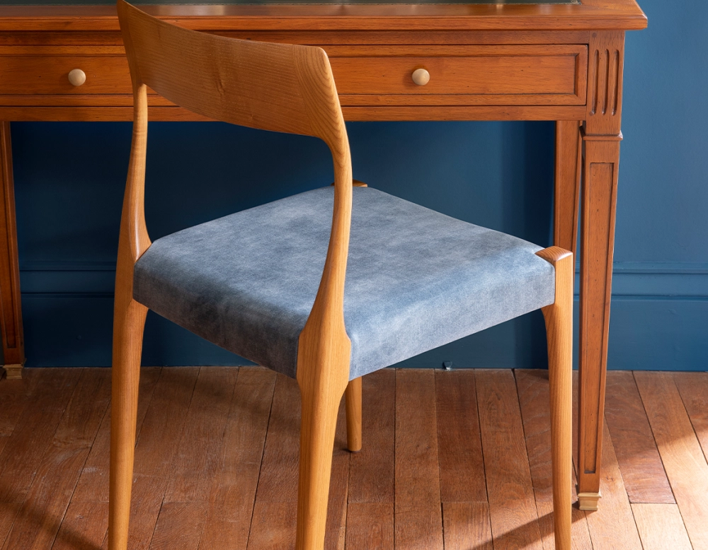 Chaise scandinave bois teinte merisier assise tissu velours bleu pétrole Chaise scandinave bois teinte merisier assise tissu velours bleu pétrole