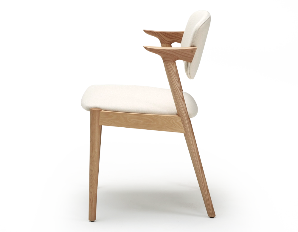 Chaise scandinave bois teinte naturelle assise tissu blanc cassé Chaise scandinave bois teinte naturelle assise tissu blanc cassé