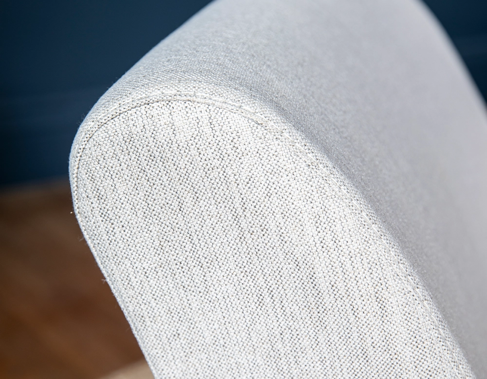 Fauteuil design bois teinte marron foncé et tissu beige naturel Fauteuil design bois teinte marron foncé et tissu beige naturel