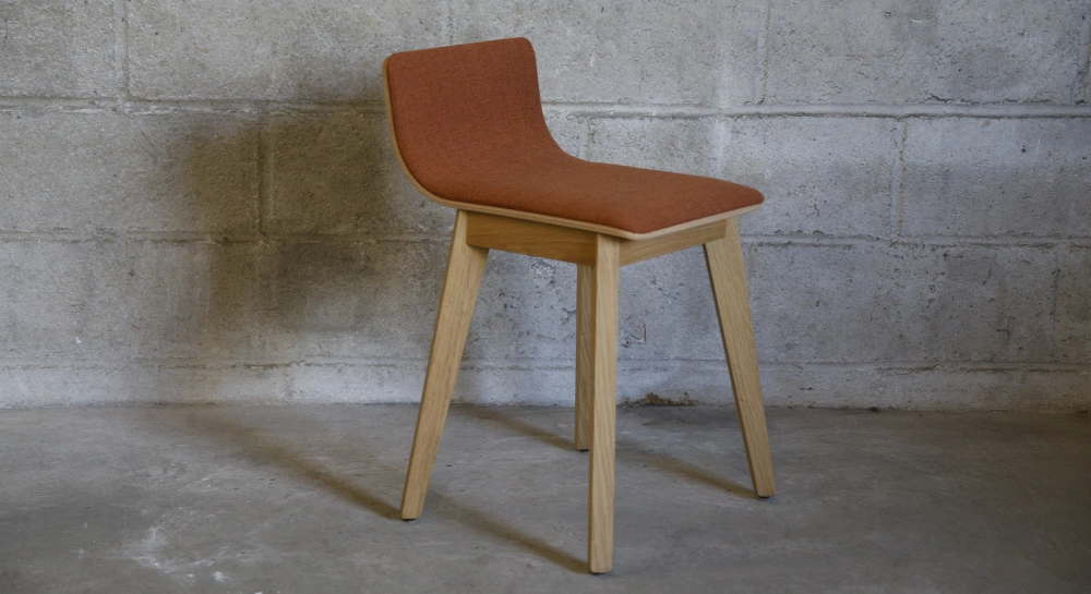 Tabouret design chêne teinte naturelle assise tissu corail