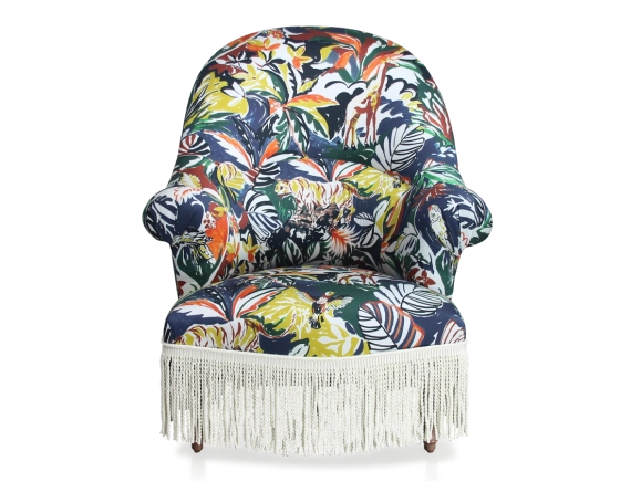 Fauteuil crapaud avec accoudoirs pieds bois teinte noyer et tissu jungle avec franges haut dossier