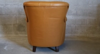 Fauteuil Chesterfield cuir noisette moyen dossier
