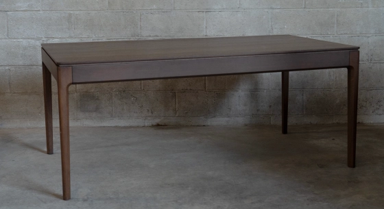 Extensible table for 6 to 8 people in oak and ceramic with ceramic extension with dark stained wood and a slate effect ceramic top and extension. 140x100 cm