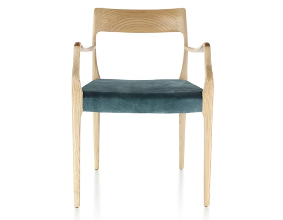 Chaise scandivave avec accoudoirs bois teinte naturelle assise tissu velours bleu pétrole