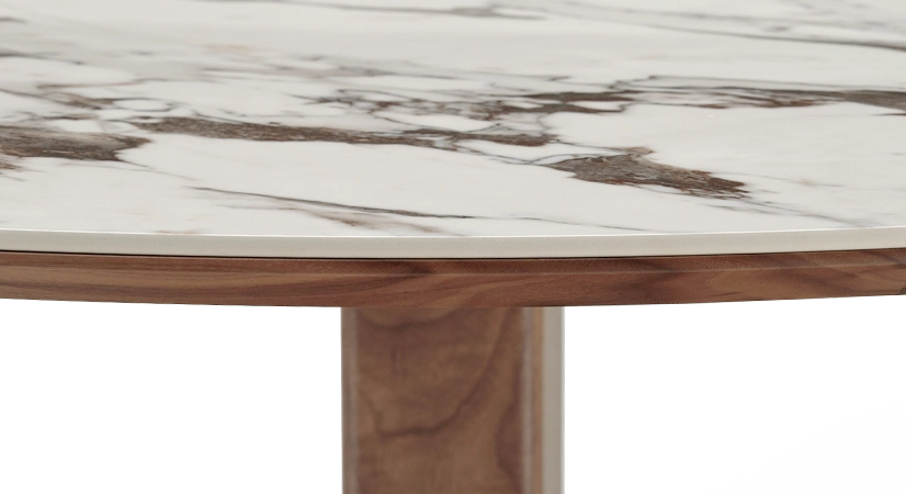Table salle à manger ronde en noyer et céramique 4 à 6 personnes avec bois teinte naturelle et plateau céramique effet marbre blanc 110x110 Table salle à manger ronde en noyer et céramique 4 à 6 personnes avec bois teinte naturelle et plateau céramique effet marbre blanc 110x110