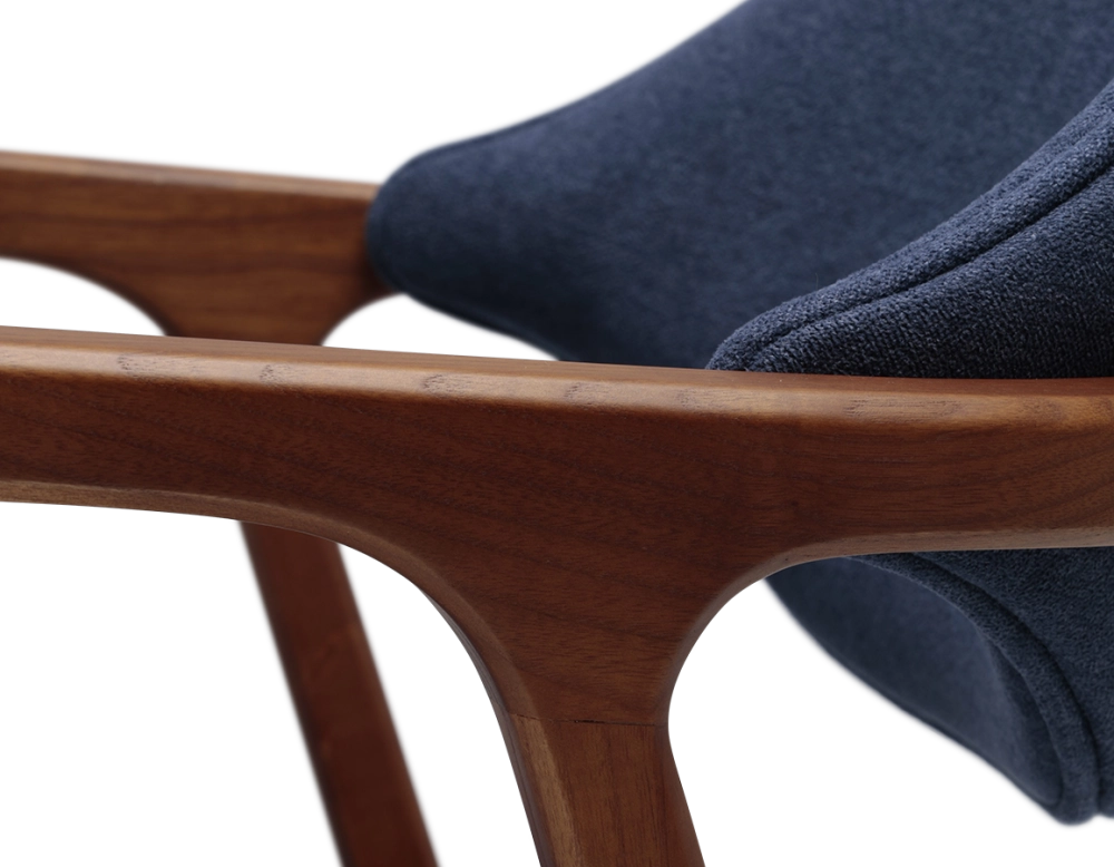 Chaise design avec accoudoirs bois teinte merisier et tissu bleu océan Chaise design avec accoudoirs bois teinte merisier et tissu bleu océan