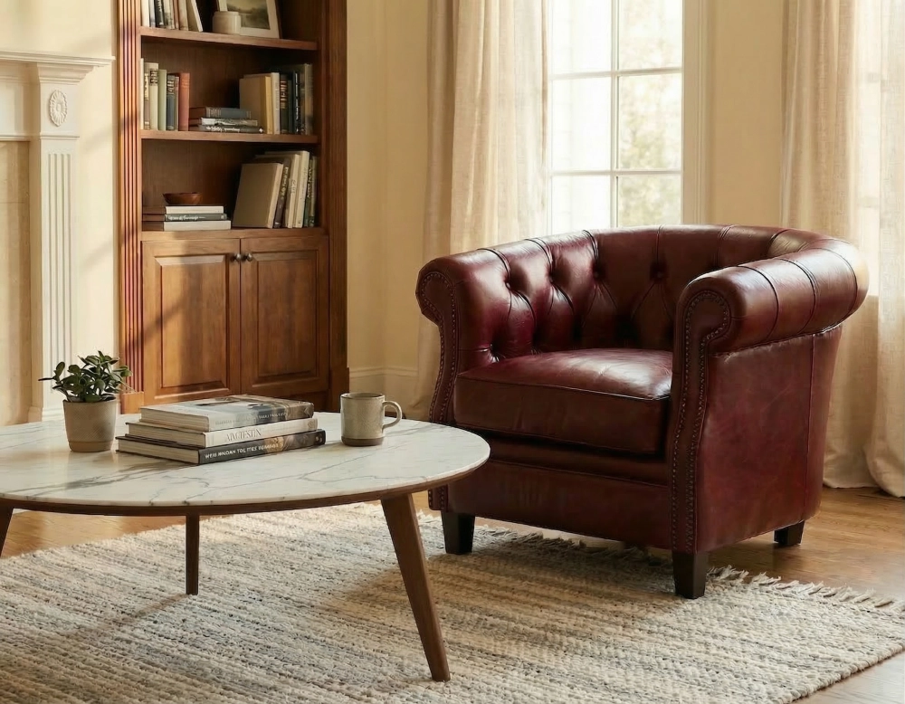 Fauteuil Chesterfield cuir rouge carmin accoudoirs cloutés