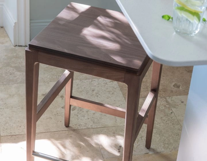 Tabouret de bar design H60 cm bois teinte noyer assise bois Tabouret de bar design H60 cm bois teinte noyer assise bois