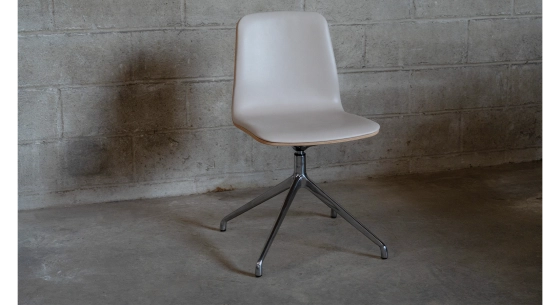 Office chair with 5 branches dossier bois teinte naturelle assise cuir gris clair