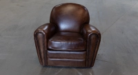Fauteuil club cuir marron foncé accoudoirs cloutés Fauteuil club cuir marron foncé accoudoirs cloutés