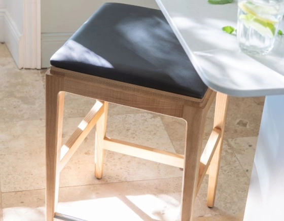 Tabouret de bar design H60 cm bois teinte naturelle assise cuir ébène