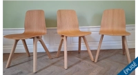 Lot de 3 chaises design chêne teinte naturelle Lot de 3 chaises design chêne teinte naturelle