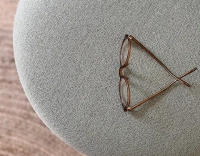 Fauteuil crapaud sans accoudoirs pieds bois teinte noyer et tissu vert sauge Fauteuil crapaud sans accoudoirs pieds bois teinte noyer et tissu vert sauge