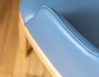 Chaise design avec accoudoirs bois teinte naturelle et cuir bleu orage Chaise design avec accoudoirs bois teinte naturelle et cuir bleu orage
