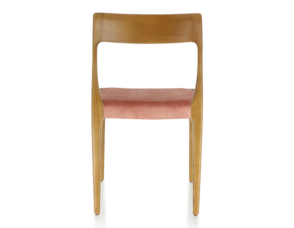 Chaise scandinave bois teinte merisier assise tissu velours rose pâle Chaise scandinave bois teinte merisier assise tissu velours rose pâle