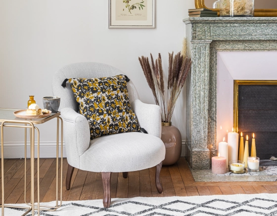 Fauteuil crapaud avec accoudoirs pieds bois teinte noyer et tissu beige naturel