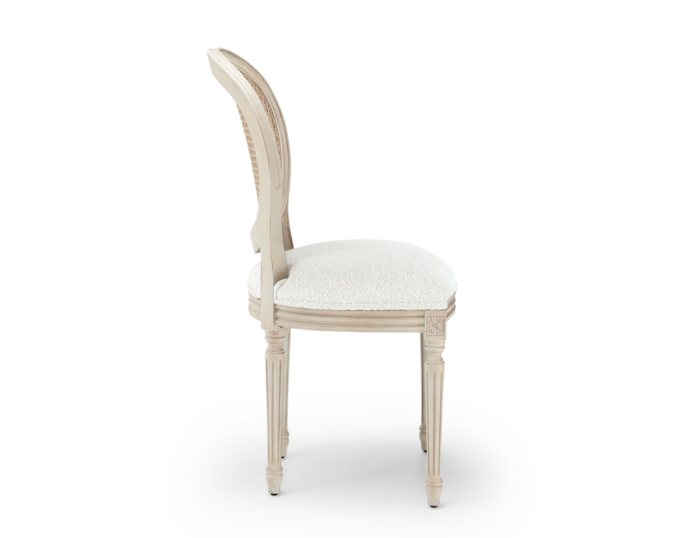 Chaise ancienne style Louis XVI bois teinte blanche cérusée dossier canné assise tissu bouclé blanc Chaise ancienne style Louis XVI bois teinte blanche cérusée dossier canné assise tissu bouclé blanc