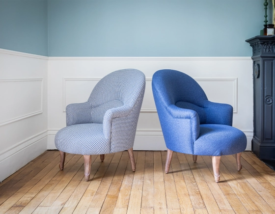 Fauteuil crapaud avec accoudoirs pieds bois teinte noyer et tissu pied-de-poule bleu et blanc