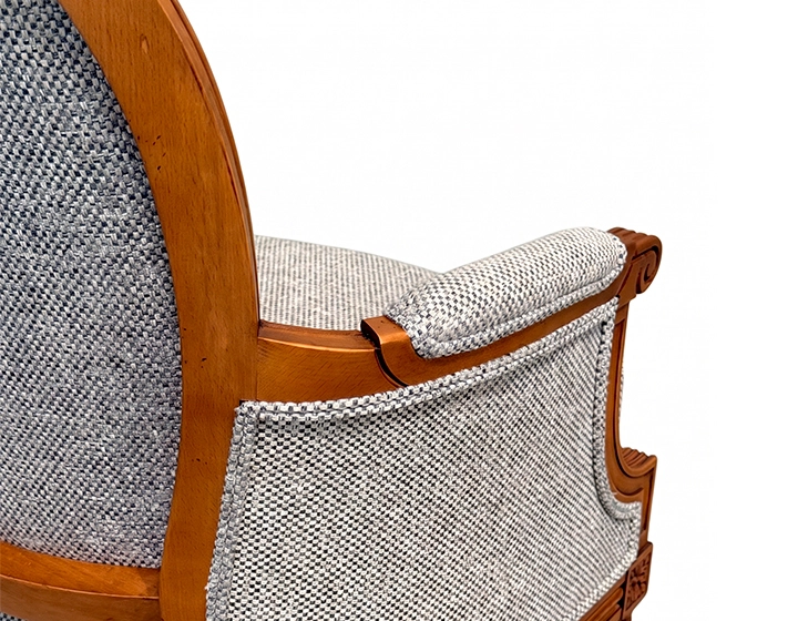 Fauteuil bergère mouluré style Louis XVI bois teinte ancienne et tissu chiné gris bleu