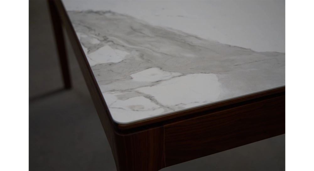 Table extensible 6 à 12 personnes en noyer et céramique allonges bois avec bois teinte naturelle et plateau céramique effet marbre blanc 140x100 cm Table extensible 6 à 12 personnes en noyer et céramique allonges bois avec bois teinte naturelle et plateau céramique effet marbre blanc 140x100 cm