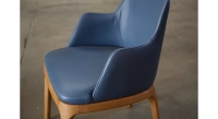 Chaise design avec accoudoirs bois teinte naturelle et cuir bleu orage Chaise design avec accoudoirs bois teinte naturelle et cuir bleu orage