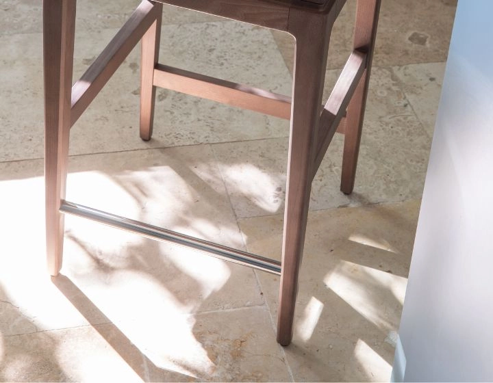 Tabouret de bar design H60 cm bois teinte noyer assise tissu vert sauge Tabouret de bar design H60 cm bois teinte noyer assise tissu vert sauge