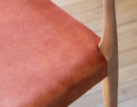 Chaise scandivave bois teinte naturelle assise tissu velours terracotta