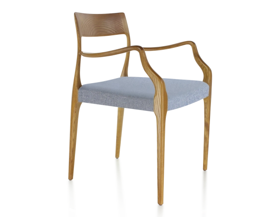Chaise scandinave avec accoudoirs bois teinte merisier assise tissu chevron bleu