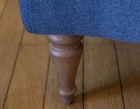 Fauteuil crapaud avec accoudoirs pieds bois teinte noyer et tissu bleu marine haut dossier Fauteuil crapaud avec accoudoirs pieds bois teinte noyer et tissu bleu marine haut dossier