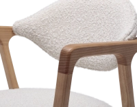 Chaise design avec accoudoirs bois teinte naturelle et tissu bouclé blanc Chaise design avec accoudoirs bois teinte naturelle et tissu bouclé blanc