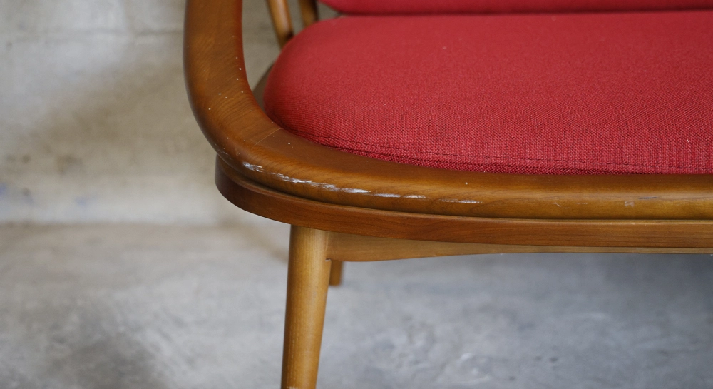 Scandinavian 2-seater sofa cherry wood stain and red fabric.